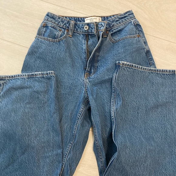 A&F High Rise Loose Jean curve love in size 24 short - Picture 7 of 9